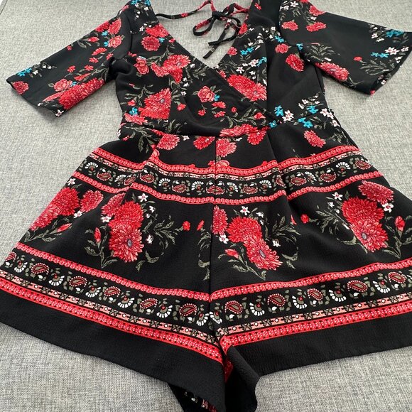 NEW! Miami By Francesca's Romper Small Floral V-Neck Black Red Figure Flattering - Picture 5 of 16